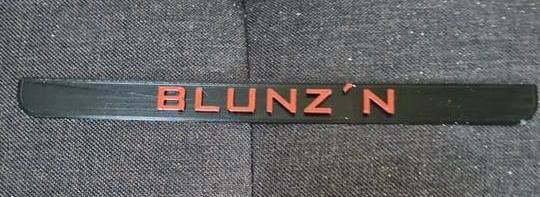 Personalisierte Beschriftung von Kennzeichenhalterungen für Kundenfahrzeuge