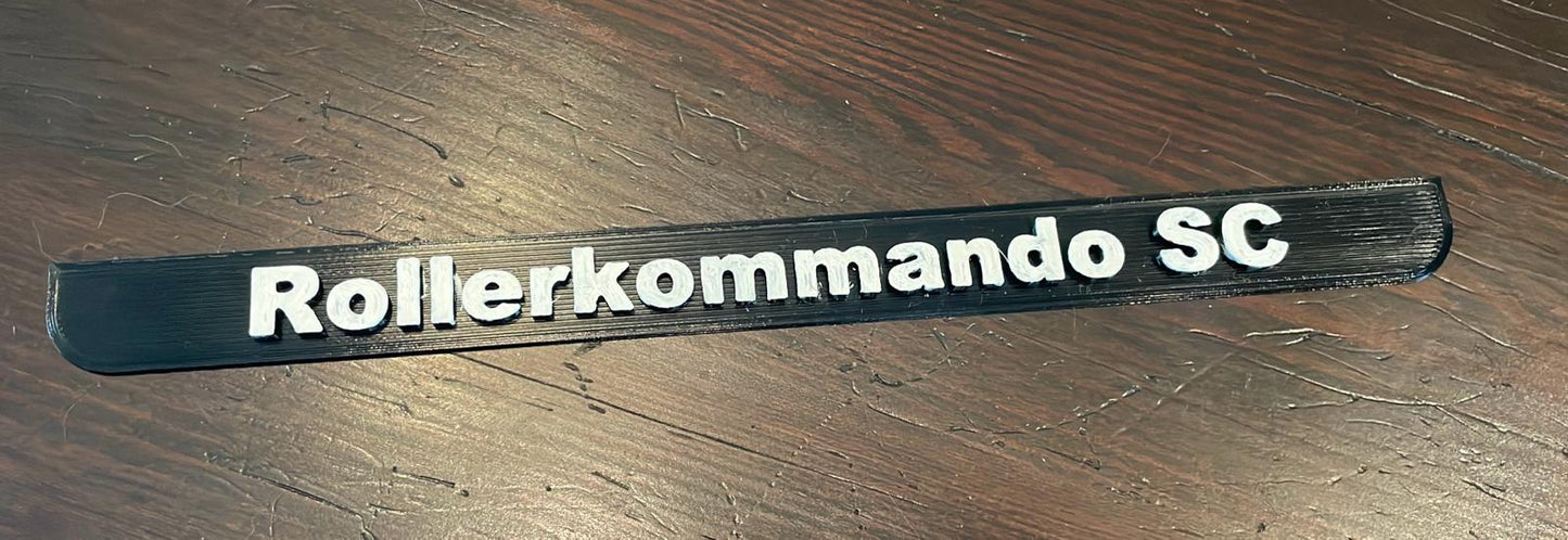 Personalisierte Beschriftung von Kennzeichenhalterungen für Kundenfahrzeuge