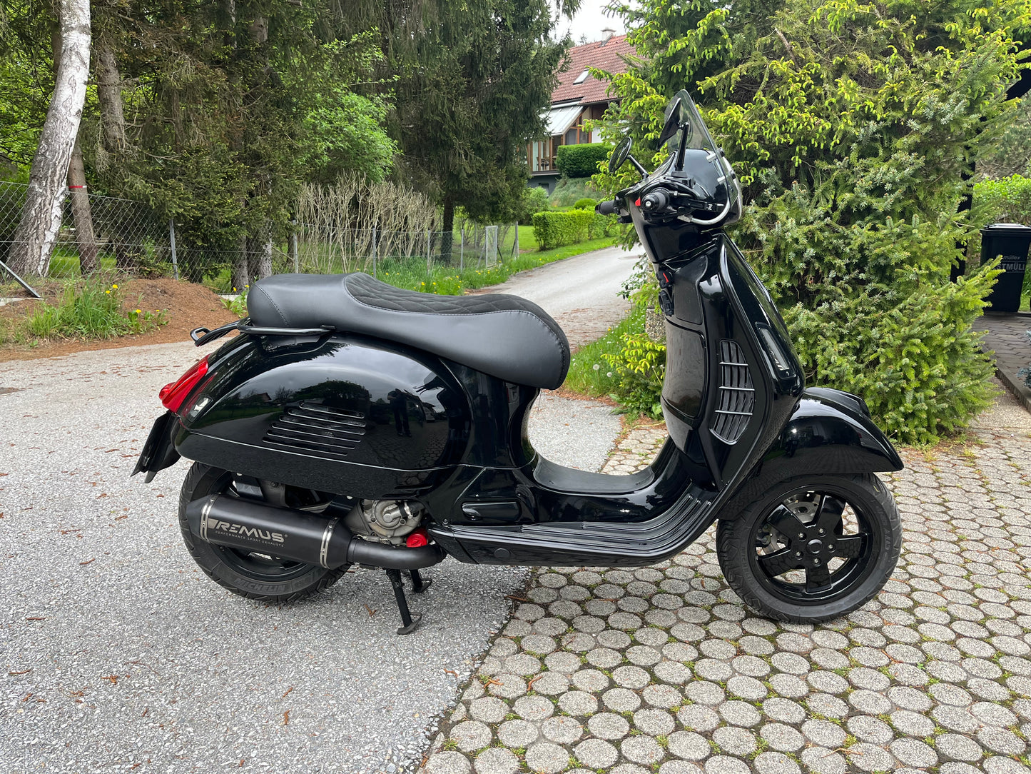 Vespa GTS 300 "BLACK"